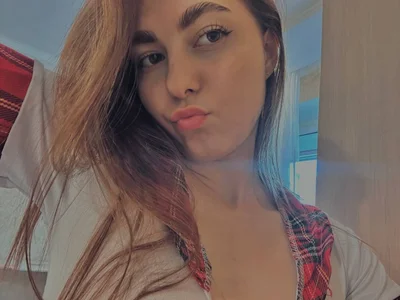 CarolannMirjah experimenting with different looks. ✨ Pic 2