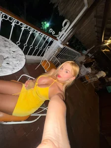 Ready for this Blonde Bombshell? 💛 de AngelaBeker_  3 photos