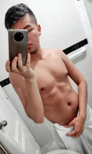 nicolatinboyPreparing for shower Bild