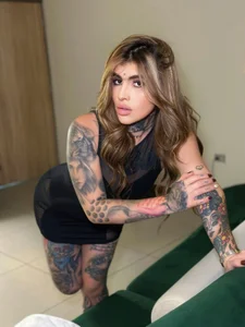 CarlaBrunni: Black Times 🖤 ( 2 фото)