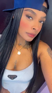 EmmaEbony_ “You make me blush every time you look at me 😳💞” টি ছবি