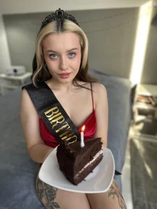 _blowjob_queenのBirthday Queen 25.02の枚の写真