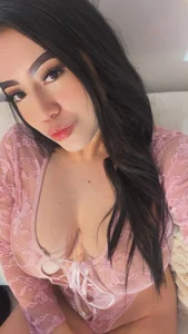 I love it when you look at me like that... it makes me want to take it all off.😈 od AmyTorres_  snímek