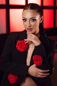 VictoriaLanes Classy Pic 2