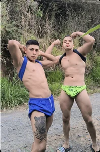 AndyandFran kullanıcısının On the way home after a day at the gym admiring the landscaping. albümü -  7 fotoğraf