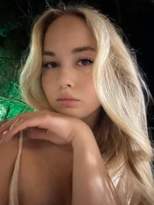 DeidreSpontak Cute girl Pic 5