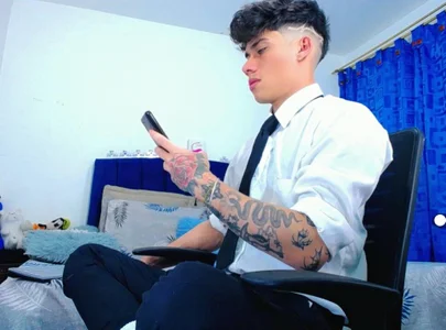 thiagomurphyy How fun it is to be in the office👿😈 Pic 4