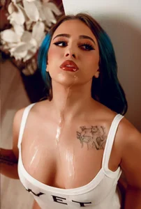 Just a bit... WET 🌺💦 de AlanaMilani_  Imagens