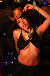 Amara_Connors Public  9টি ছবি