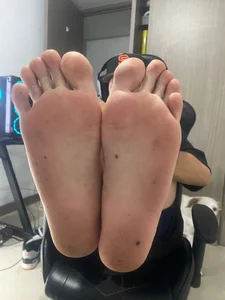 Party_Straight feet Immagine 