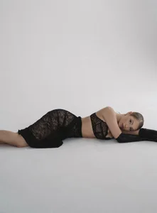 -Snowwwy- Woman in black Gambar