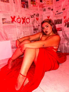 In red lingerie de Agatha_humidity  3 Imagens