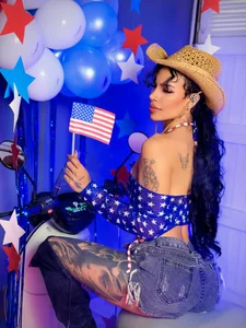 ISABELLAXDOLL kullanıcısının Red Lips, Blue Jeans albümü -  3 fotoğraf
