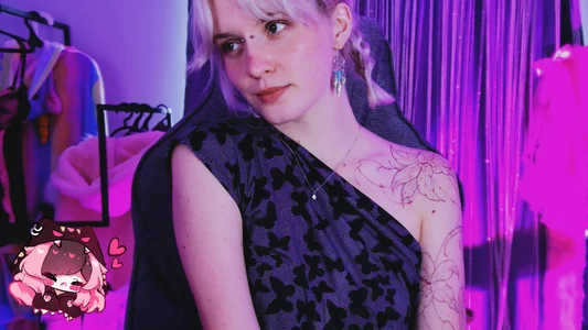BethanyCloud Who thinks a tattoo would look good on me in this spot?🌸🌸🌸 Poză 2