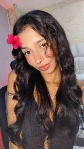 ScarletEvanss_ Selfie day 🌺 Pic