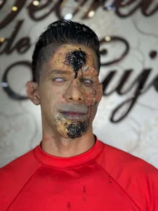 JoseRumbero26のUn maquillaje muy creativo mes de Halloween 2026の 2枚の写真