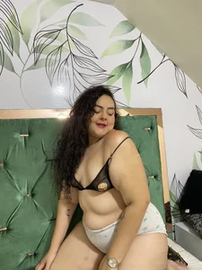 emma_hoot1 guess i have pantyhose under my shorts Εικόνα 3