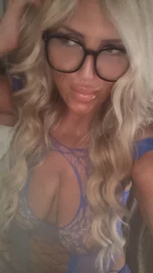 Jenna-Curvy-Cougar Public Pic 2