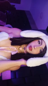 She is so sweet🐇 de MarieLennox  2 Imagens