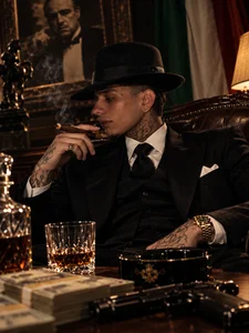 TheBatMansion Italian bad boy🤍💚🖤 - {count, plural, one {תמונה אחת} two {שתי תמונות} many {# תמונות} other {# תמונות}}