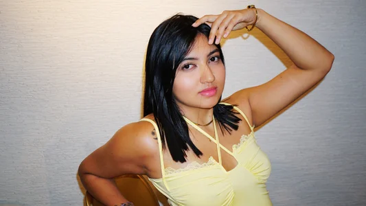 Emily_Jonhson_ YELLOW DRESS PARTY✨ Pic 5