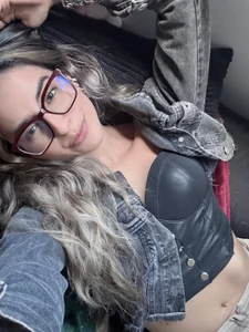 NIQUEILLA8 Which do you prefer? With or without glasses? Pic 2