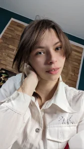 LynDaviのYou also think that without makeup I look younger?の 2枚の写真