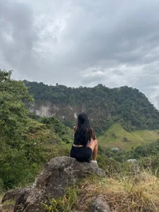ArianaWest1 In nature 🌳🍃 Pic 2