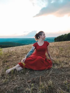 LisaFoxy_y The field is endless, and I'm the only splash of color. Billede 4
