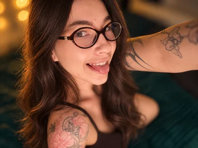 Sexy brunette with tattoos de maryfae  5 Imagens