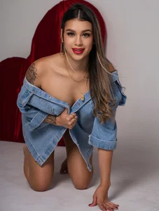 Sophie-velvet a big Valentine's Day kiss to my beautiful users Immagine  2