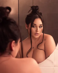 CelesteBrucee in front of the mirror! Immagine  2