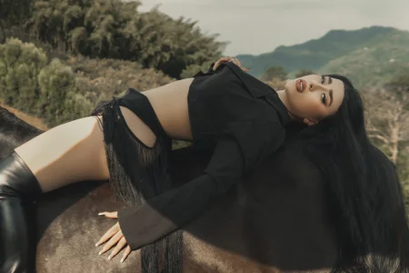 MadelineFox Riding the Edge of Desire Immagine  2