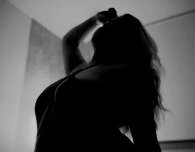 Zafiro_claire Shadows that caress my curves, intense lights… my body, stripped of modesty, for you Hình 4