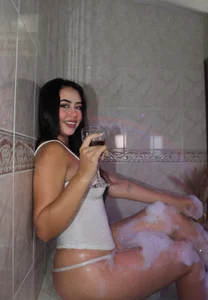 Some wine, a hot tub, you and me💦 od IrisBloom_  7 snímek