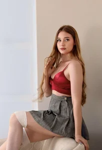 EmiliCarter u see how beautiful i`m in red?) Billede 4