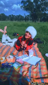 Dafne_huges picnic time Pic