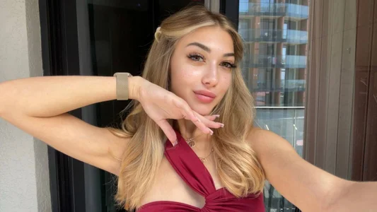 Martina_Isseee Public  5টি ছবি