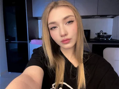 AveryBerkson I'm sitting at home alone รูป  5