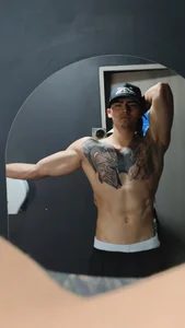 Elliot de elliot_colton  2 photos