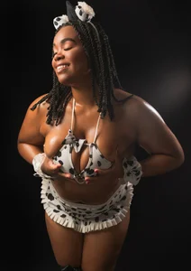 EbonyHenner Curves that speak louder than words Billede