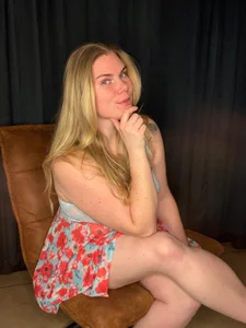 SexyBlondJoanna Public Pic 5