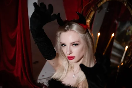 AleksaBlonde Halloween🦇 Gambar 4