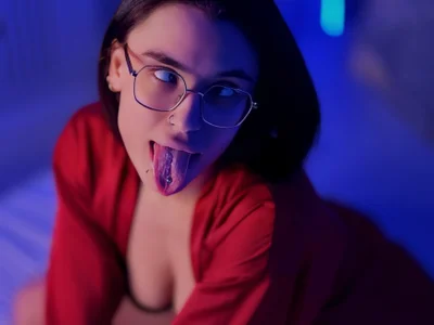 VioletAshLady in red图片 5