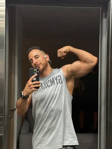_adamcoper_Mirror selfies📸 Bild 3