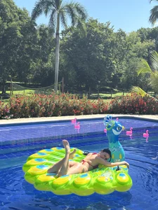 SaraWilliamss_ kullanıcısının Pool day albümü -  fotoğraf