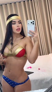 MaddyMay_のWonder woman 👸🏻🫰🏻の 2枚の写真