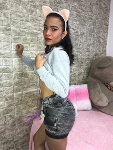 leyah_ C'est amusant quand on est ici Foto 3