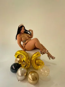 AGATHAA_WHITE Queen's Birthday Immagine 