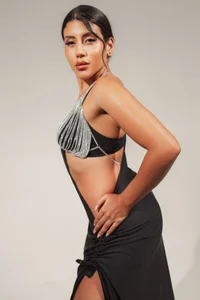 CharlotteCox_ Black suits me Immagine  2